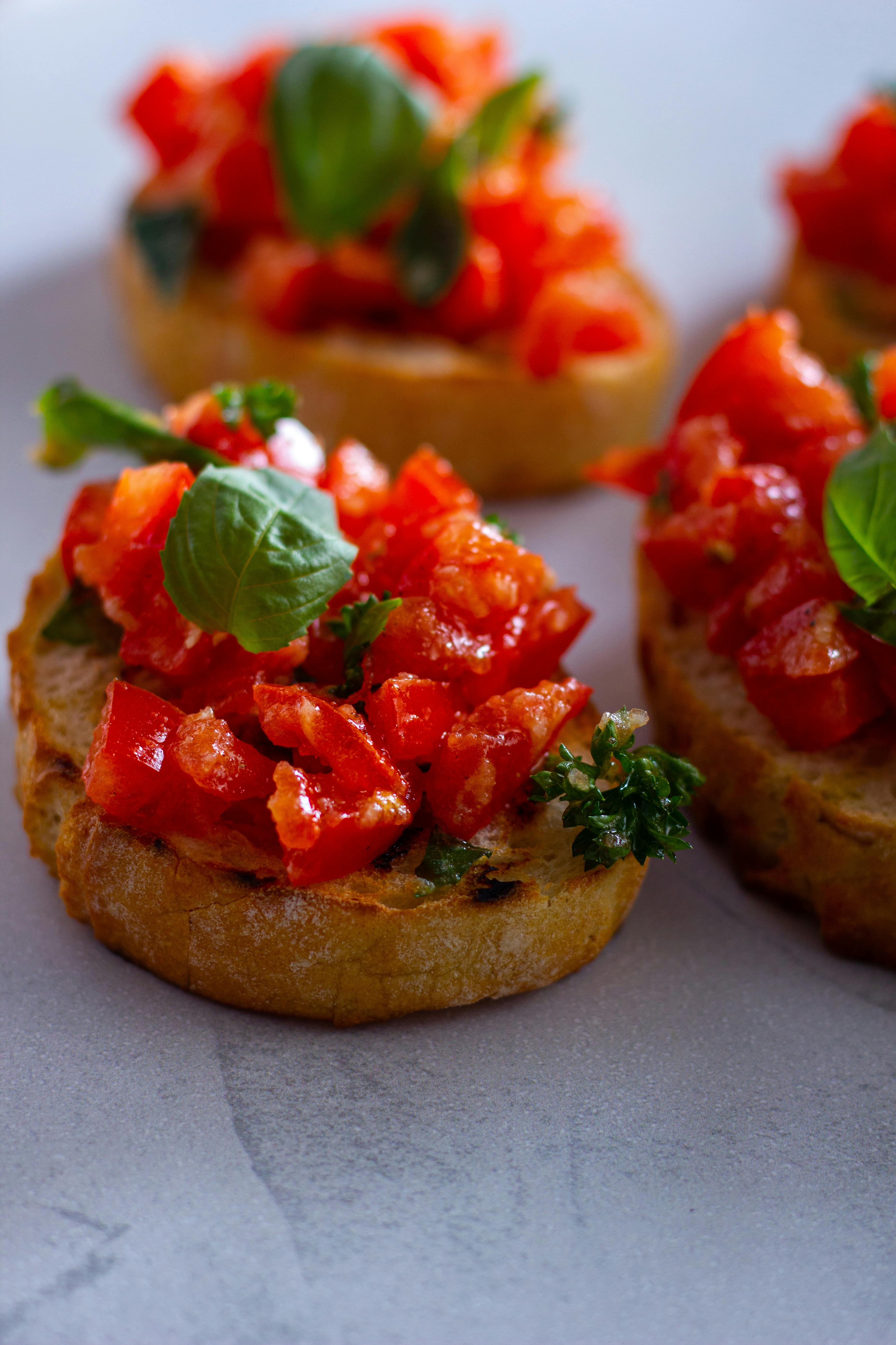 Bruschetta met tomaat, knoflook, basilicum en olijfolie