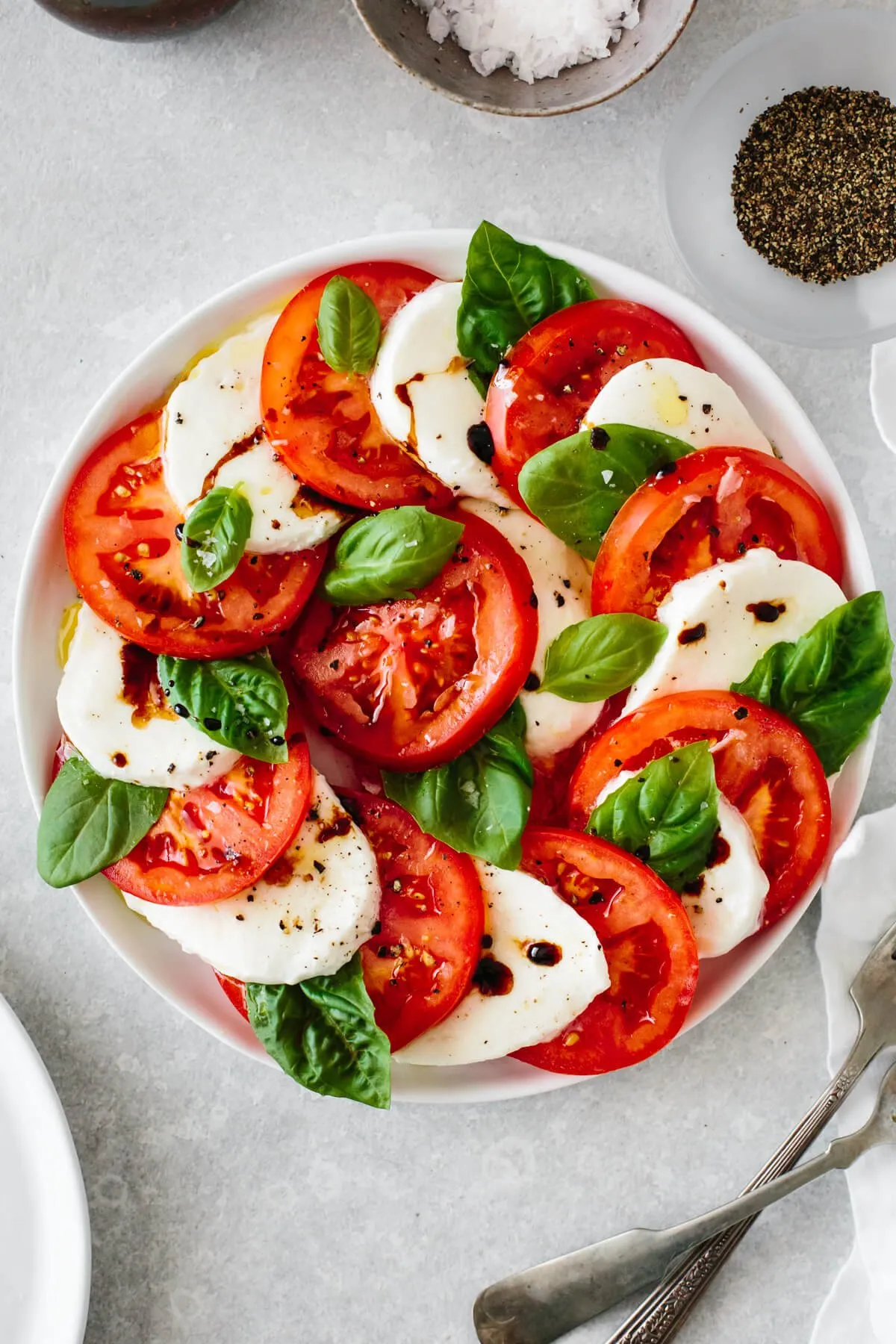 Caprese salade met mozzarella, tomaat en basilicum