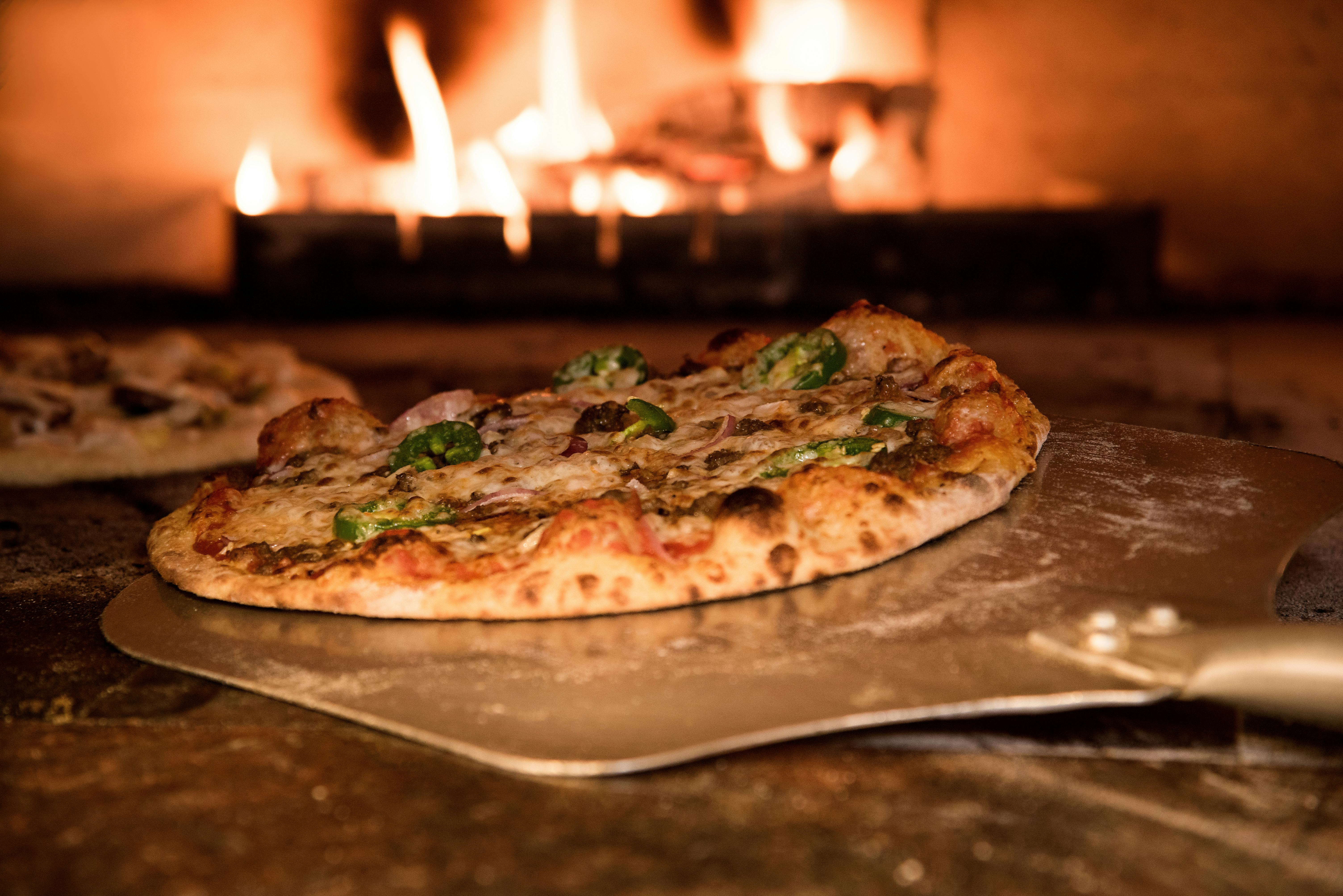 Pizza margherita met basilicum