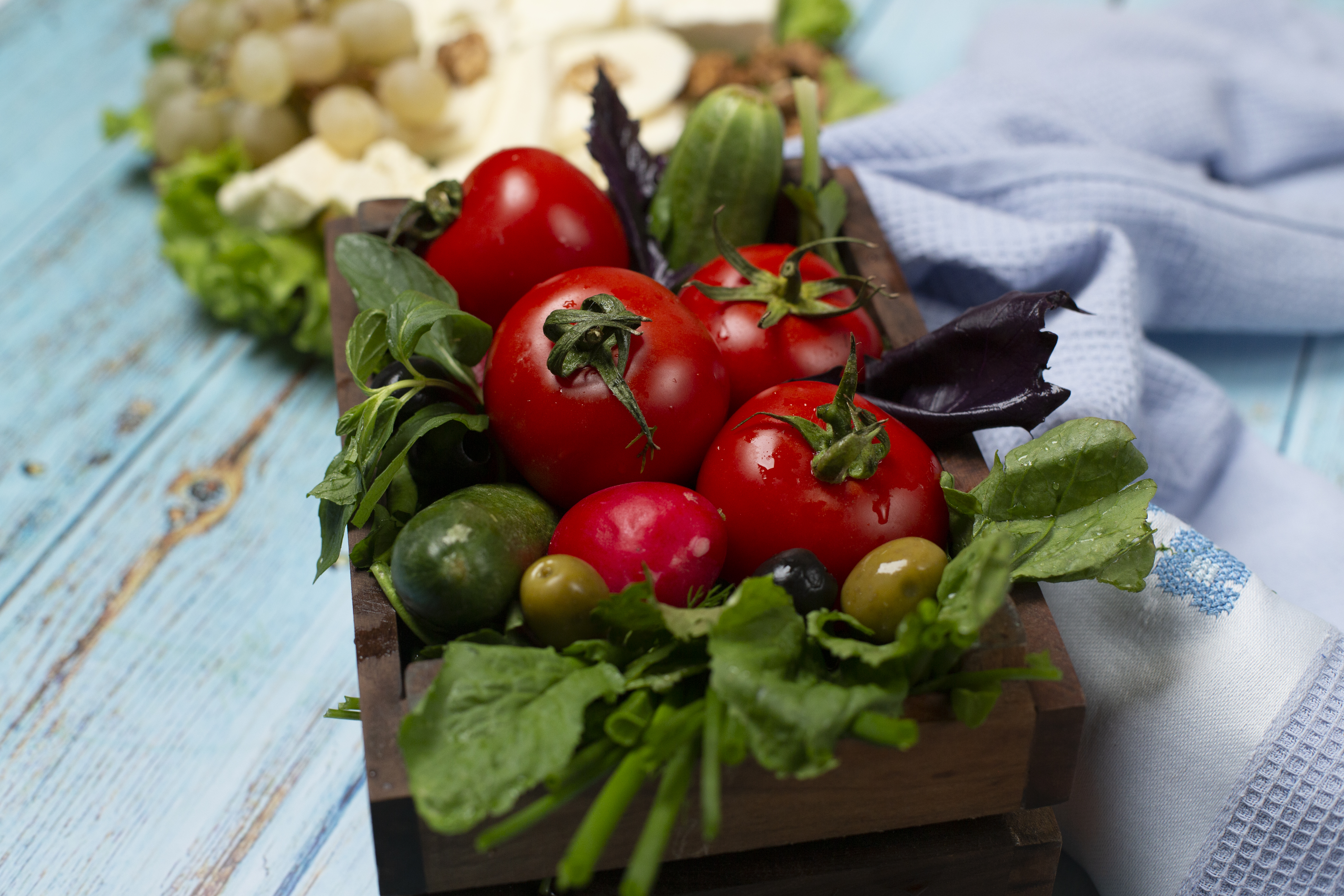 Toscaanse groenten en kruiden op een tafel